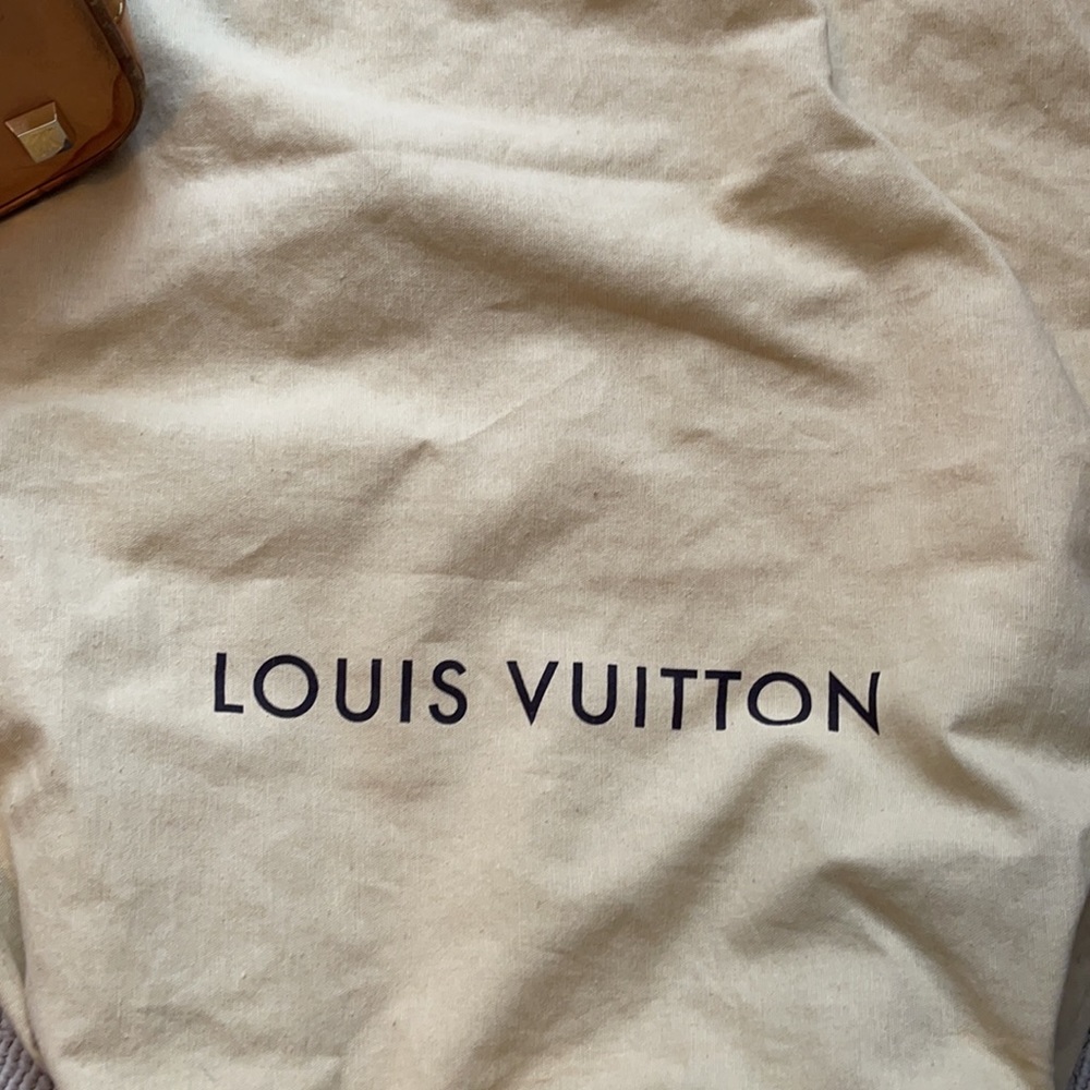 Louis Vuitton - Picture 10 of 12